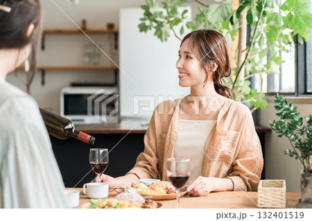 ランチ会でワインを飲む女性（ママ友・友人・息抜き） 132401519