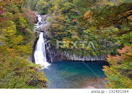 秋田県由利本荘市にある法体の滝の風景 秋田県由利本荘市にある法体の滝の風景 132401564