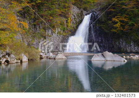 秋田県由利本荘市にある法体の滝の風景 秋田県由利本荘市にある法体の滝の風景 132401573