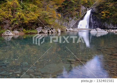 秋田県由利本荘市にある法体の滝の風景 秋田県由利本荘市にある法体の滝の風景 132401581