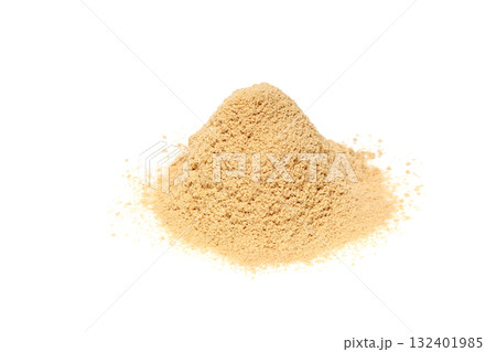 山盛りの米ぬかパウダー【白背景・切り抜き】 132401985
