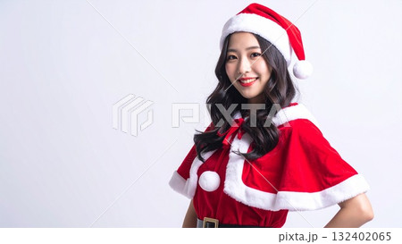サンタクロースのコスプレをした女性のイメージ 132402065
