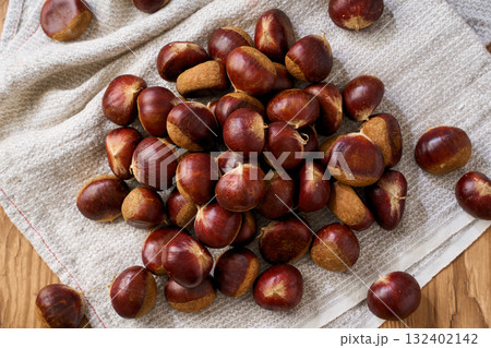 和栗｜クロスに広げた生の栗の食材カット（秋の旬） 132402142