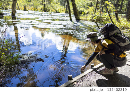 ハイキングをする女性 132402219