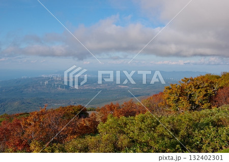 秋田県にかほ市にある鳥海山鉾立展望台から見る風景 秋田県にかほ市にある鳥海山鉾立展望台から見る風景 132402301