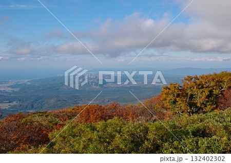 秋田県にかほ市にある鳥海山鉾立展望台から見る風景 秋田県にかほ市にある鳥海山鉾立展望台から見る風景 132402302