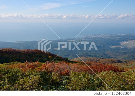 秋田県にかほ市にある鳥海山鉾立展望台から見る風景 秋田県にかほ市にある鳥海山鉾立展望台から見る風景 132402304