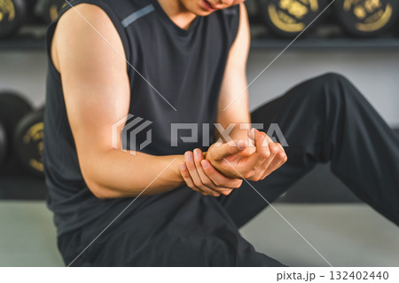 ジムでトレーニング中に手首を痛がる若いアジア人男性 132402440