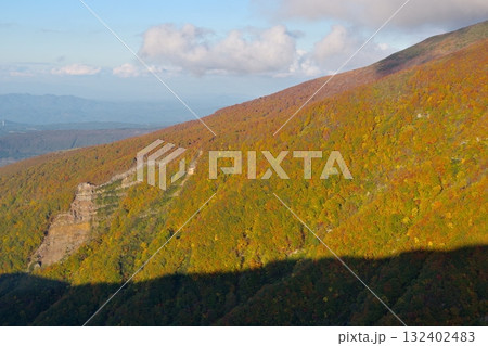 秋田県にかほ市にある鳥海山鉾立展望台から見る稲倉岳西面の紅葉の風景 秋田県にかほ市にある鳥海山鉾立展望台から見る稲倉岳西面の紅葉の風景 132402483