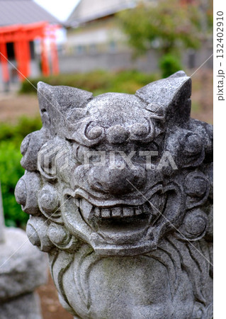 神社にある狛犬 132402910