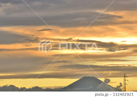 夕焼けと富士山のシルエット 132402925