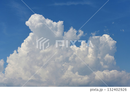 空に広がる白い雲 132402926