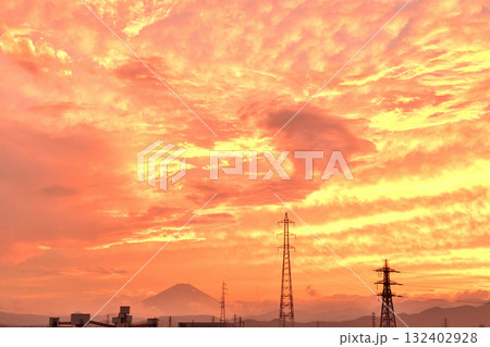 鮮やかなオレンジ色の夜景と富士山 132402928