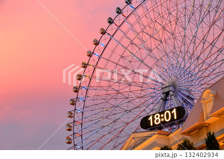 夕焼けに染まるみなとみらいの空と観覧車 夕焼けに染まるみなとみらいの空と観覧車 132402934