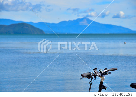 自転車と琵琶湖の風景 132403153
