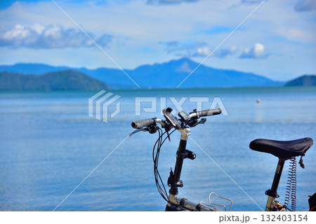 自転車と琵琶湖の風景 自転車と琵琶湖の風景 132403154