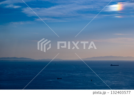 大阪湾の風景と彩雲 132403577