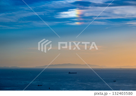 大阪湾の風景と彩雲 132403580