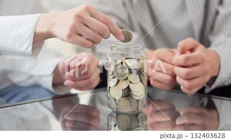 500円玉貯金をするアジア人のカップル 500円玉貯金をするアジア人のカップル 132403628