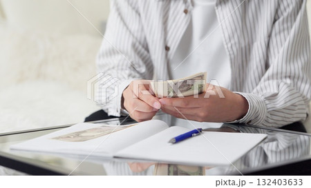 お金を数えるアジア人男性 132403633