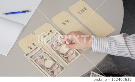 お金を仕分けるアジア人男性 お金を仕分けるアジア人男性 132403636