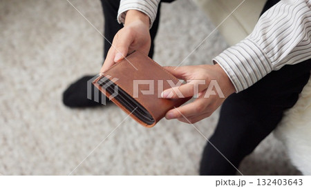 財布を確認するお金がない貧乏学生 132403643