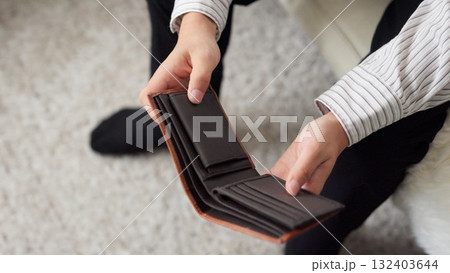 財布を確認するお金がない貧乏学生 132403644