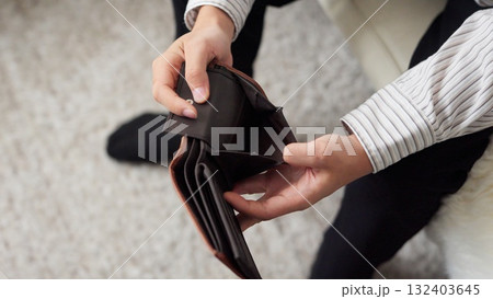 財布を確認するお金がない貧乏学生 132403645