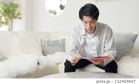 督促状を確認するアジア人男性 132403647