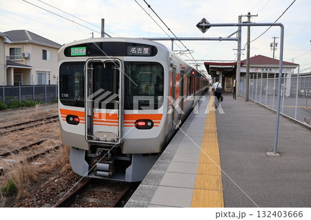 JR武豊駅のホームに停車する武豊線の列車 JR武豊駅のホームに停車する武豊線の列車 132403666