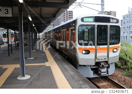 JR半田駅のホームに停車する武豊線の列車 132403671