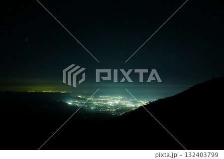 吾妻小富士火口からの福島市夜景と満天の星空 132403799