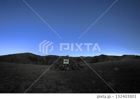 吾妻小富士 火口と満天の星空 132403801
