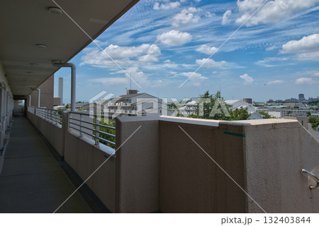 青い空と白い雲 　マンション 132403844