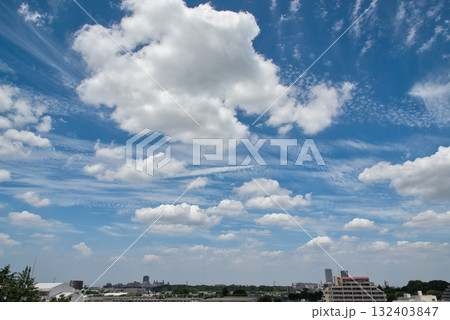 青い空と白い雲 マンション 青い空と白い雲 マンション 132403847
