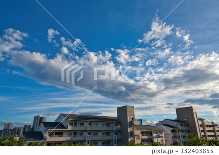 青い空と白い雲 　マンション 132403855