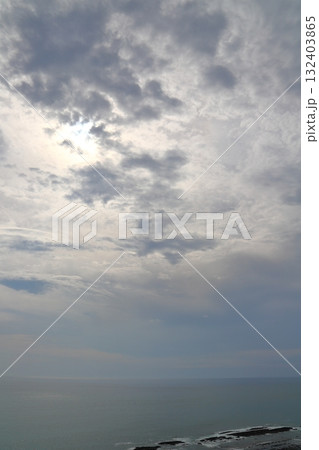 堀切峠　海岸　海　曇り空　太陽 132403865