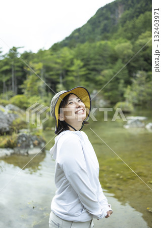 山登りを楽しむ女性 132403971