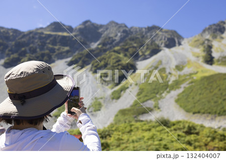 北アルプスを登山をする女性 132404007