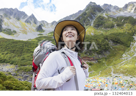 北アルプスを登山をする女性 北アルプスを登山をする女性 132404013