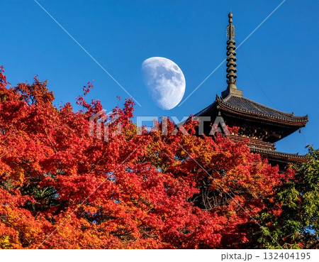【AI生成画像】京都風　三重塔と秋の名月 132404195