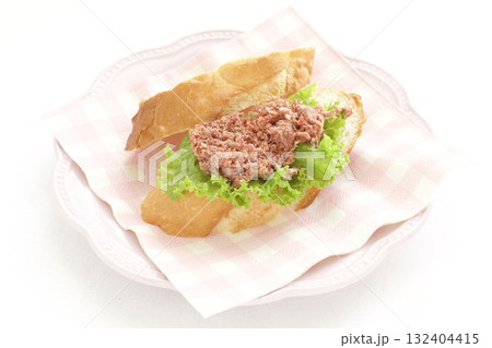 フランスパンのコンビーフサンド 132404415