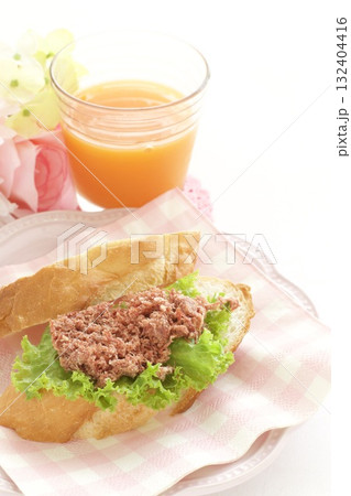 フランスパンのコンビーフサンドとキャロットジュース フランスパンのコンビーフサンドとキャロットジュース 132404416