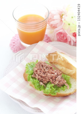 フランスパンのコンビーフサンドとキャロットジュース 132404419