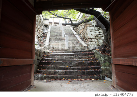 日本の広島県福山市の鞆の浦の古くてとても美しい建物と町並み 132404778