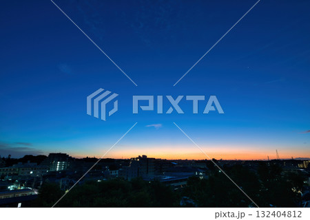 住宅街の上空に広がる朝焼け　日の出　住宅地の朝　早朝　朝焼け　朝日　太陽 132404812