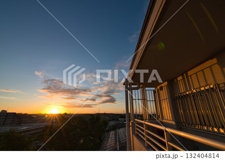 住宅街の上空に広がる朝焼け 日の出 住宅地の朝 早朝 朝焼け 朝日 太陽 住宅街の上空に広がる朝焼け 日の出 住宅地の朝 早朝 朝焼け 朝日 太陽 132404814