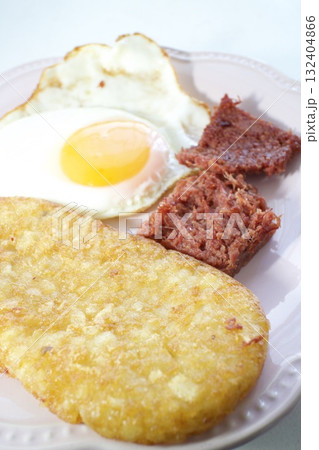 目玉焼きとハッシュドポテトとコンビーフの朝食プレート 目玉焼きとハッシュドポテトとコンビーフの朝食プレート 132404866