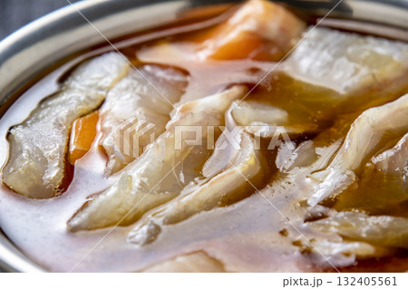 生魚の切り身を漬けダレに漬ける調理シーン。 生魚の切り身を漬けダレに漬ける調理シーン。 132405561