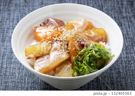 鯛と鰤とサーモンの海鮮漬け丼。 132405563